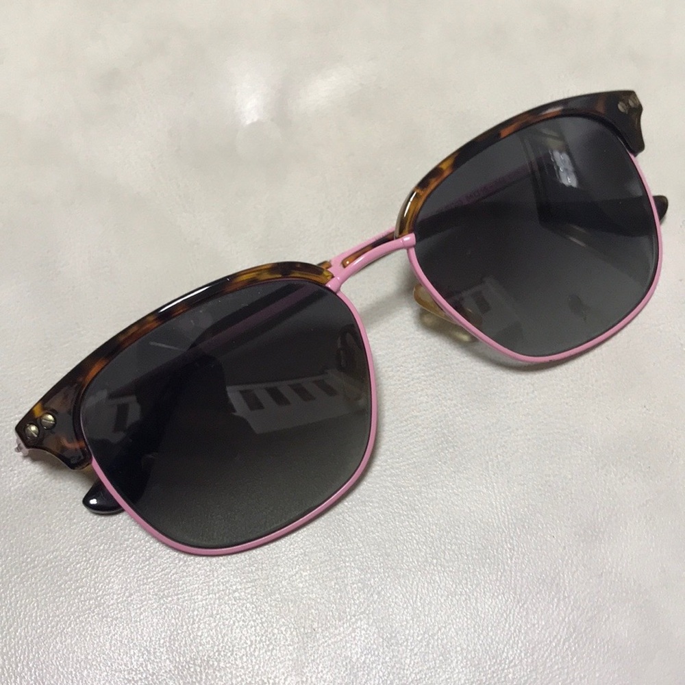 Stylish Tortoiseshell Sunglasses with Pink Accents